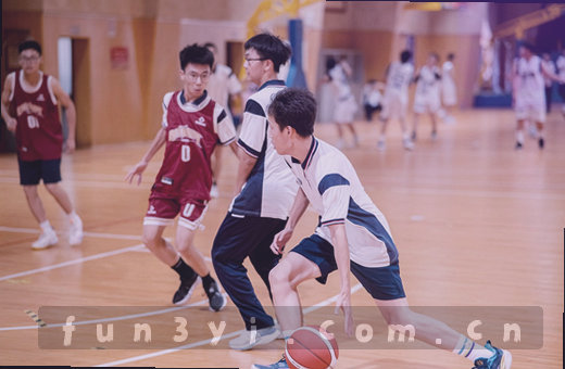 绿茵场上球员凌空抽射